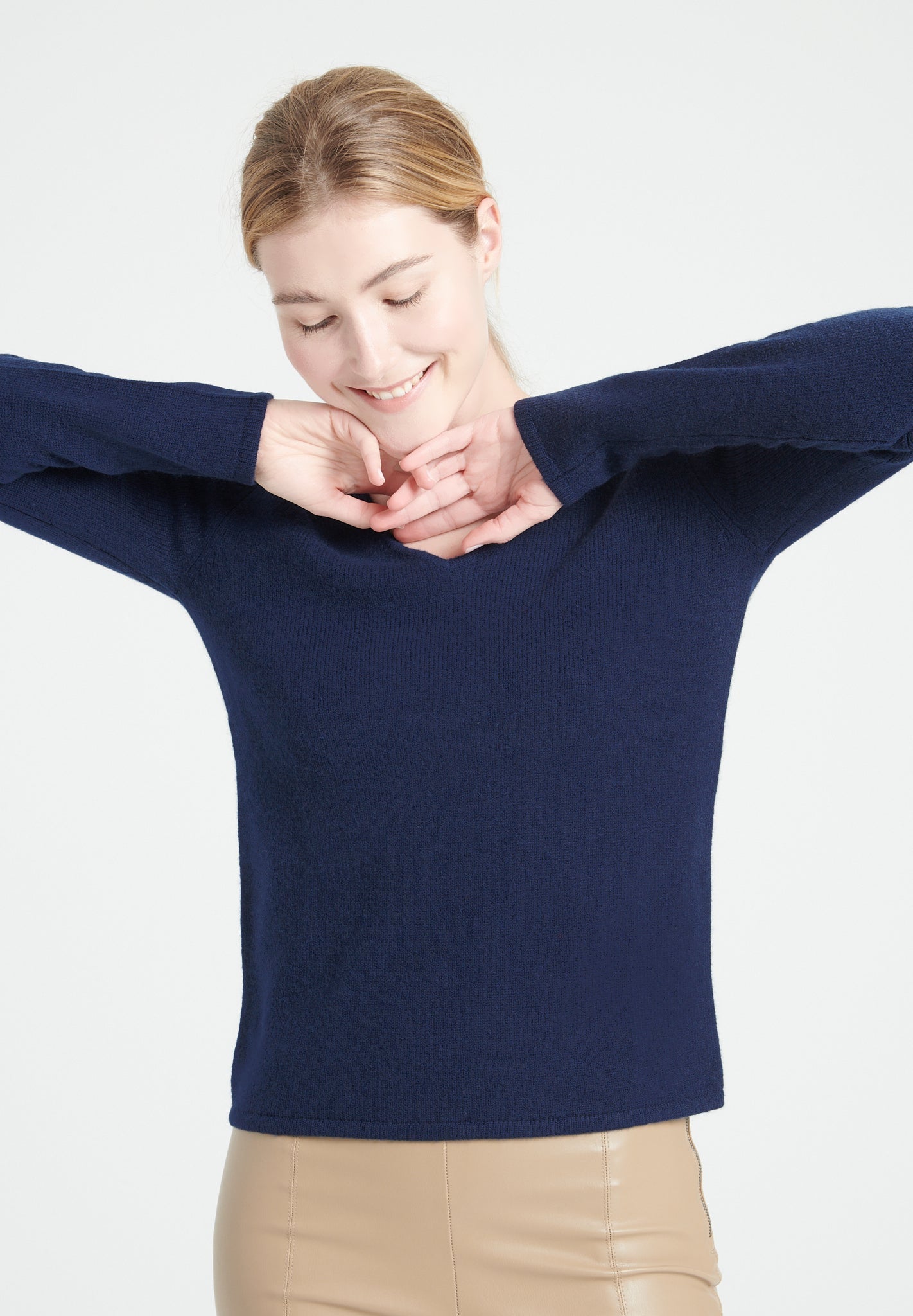 Pure Cashmere 4 Thread V-Neck Sweater (Lilly 20)